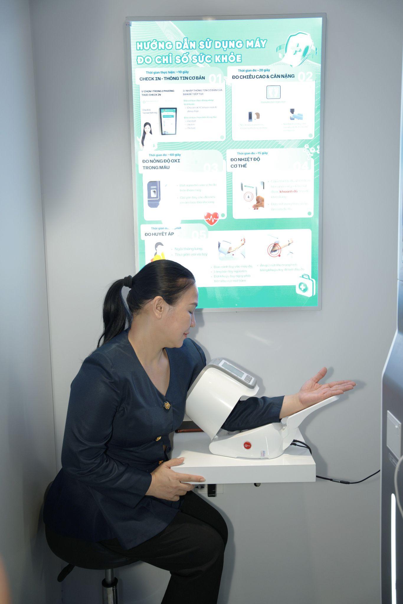 Tại trạm, người dân có thể kiểm tra các chỉ số sức khỏe cơ bản bằng thiết bị thông minh, đồng thời tiếp cận tư vấn, mua thuốc và các tiện ích y tế.
