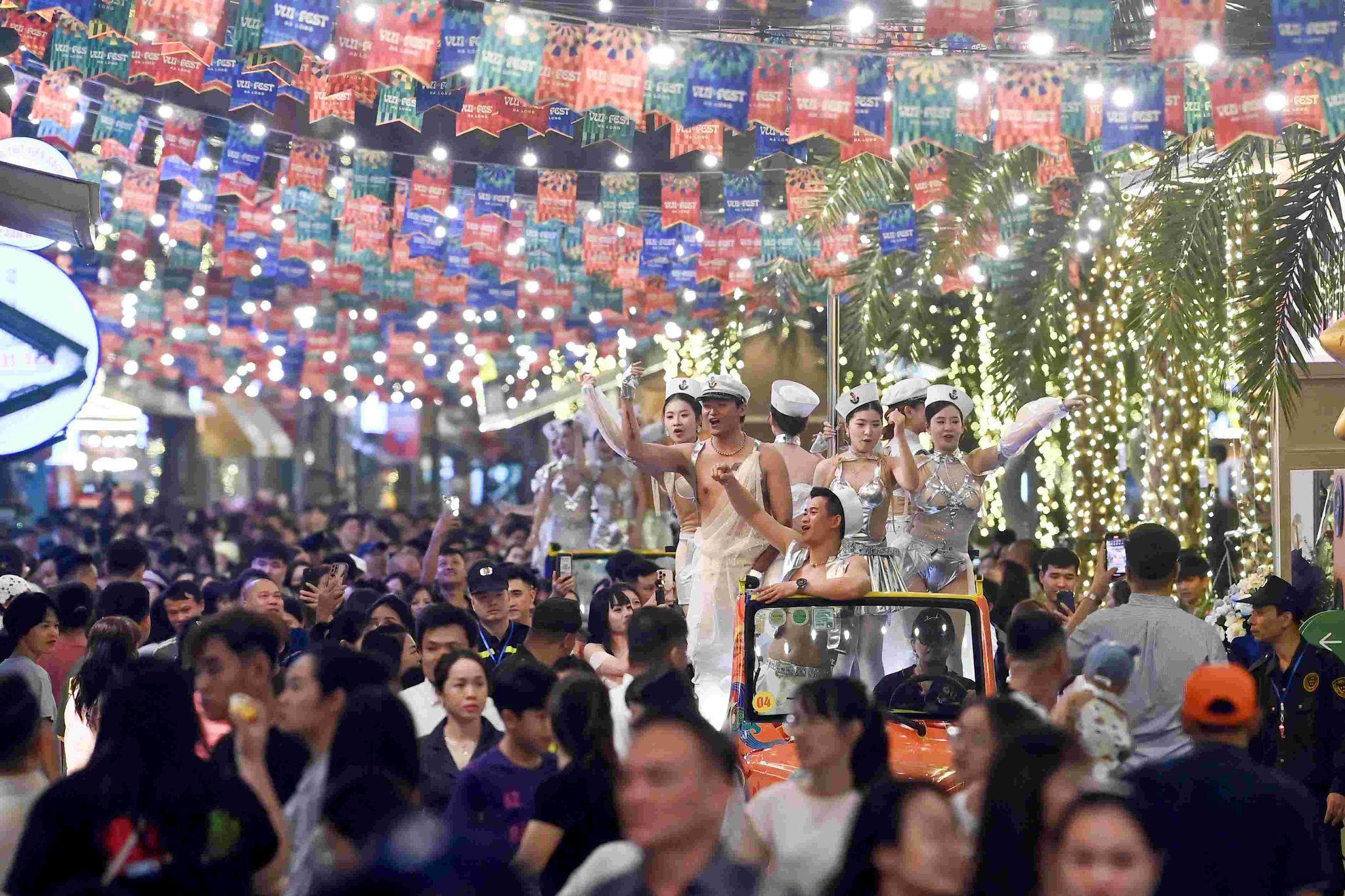 Các show diễn đường phố rực rỡ mang đến không khí lễ hội náo nhiệt cho du khách tại Bãi Cháy