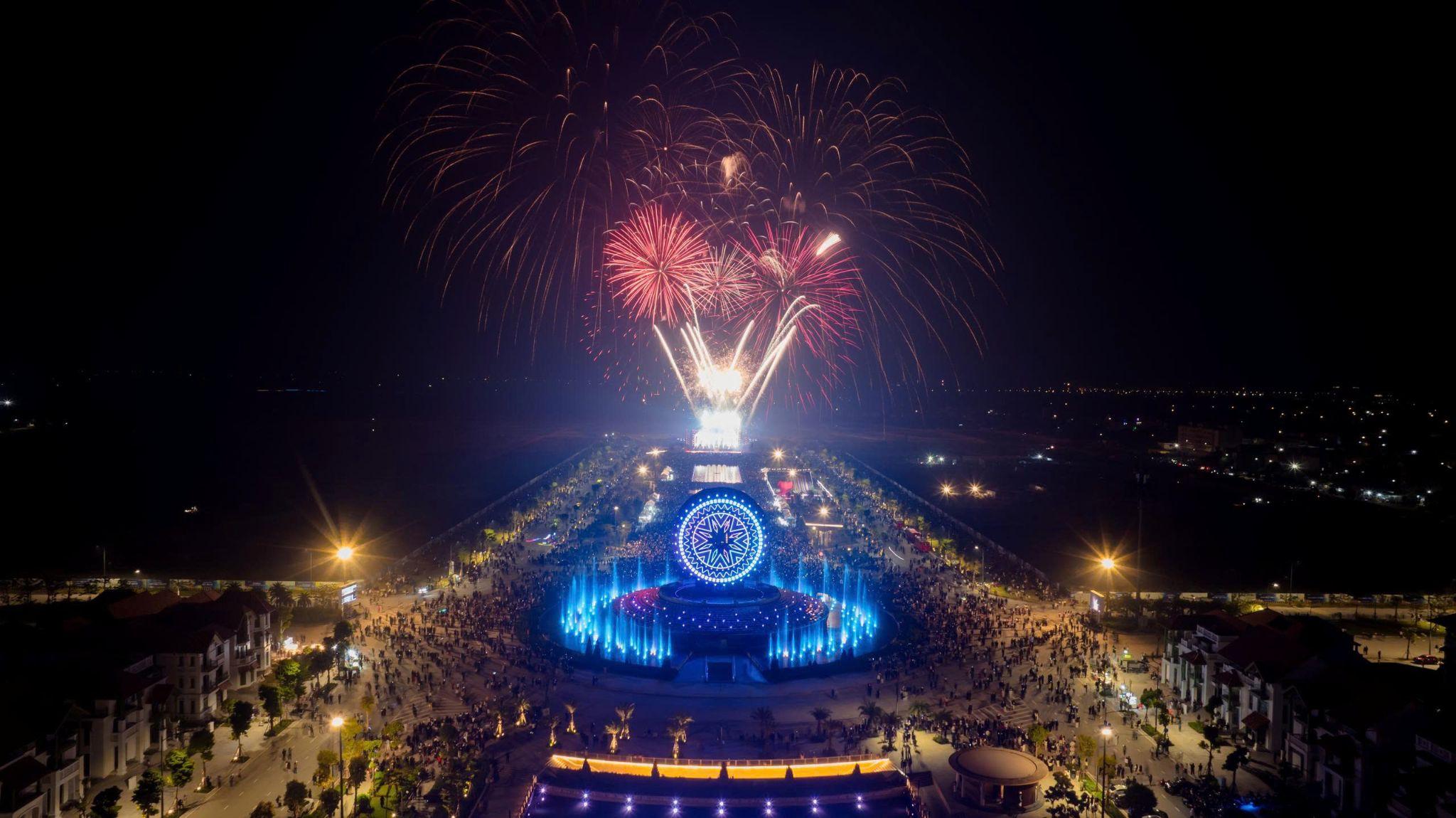 Pháo hoa tầm cao rực rỡ trên bầu trời Hà Nam, tạo điểm nhấn nghệ thuật mãn nhãn tại Sun Quảng trường Thời đại