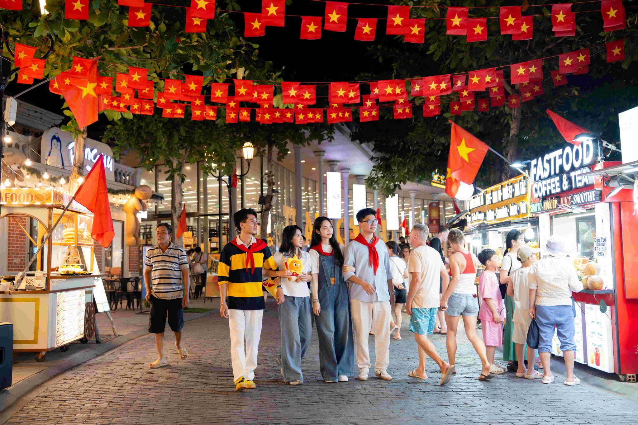 Chợ đêm Vui Fest Phú Quốc rực rỡ sắc cờ đỏ sao vàng, đón lượng khách lớn đến trải nghiệm không gian đa văn hóa tại đảo ngọc