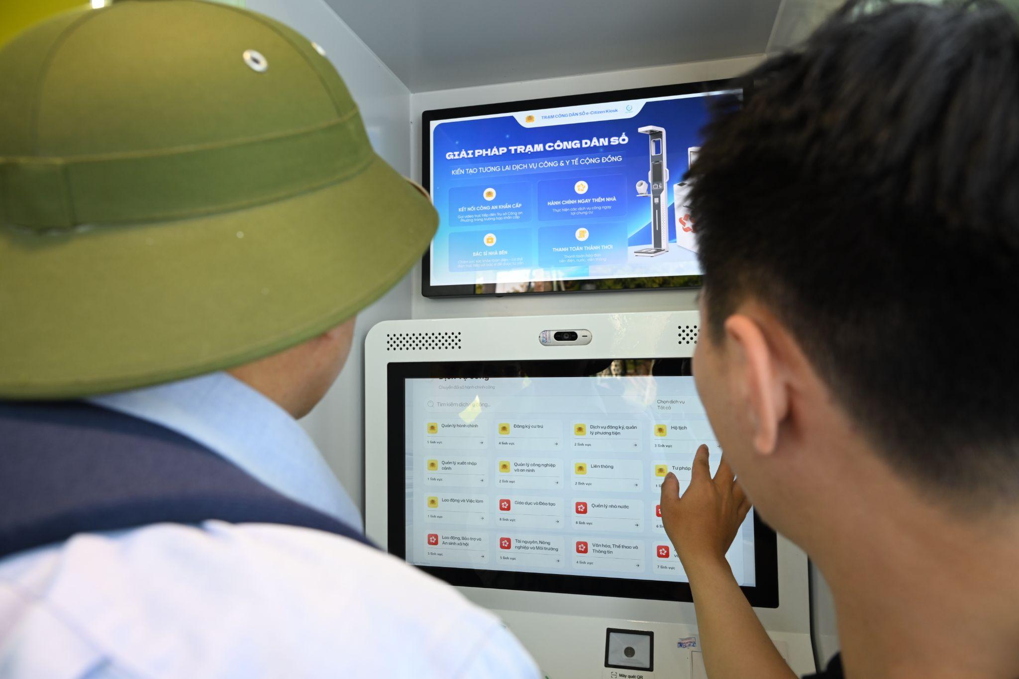 Trạm được đặt ngay dưới chân các khu dân cư, giúp người dân có thể làm các thủ tục hành chính nhanh chóng, an toàn bảo mật ngay tại đây.