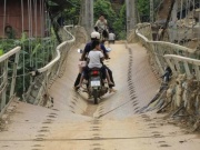 Kinh hãi cảnh người dân liều mình đi lại trên cầu treo vẹo vọ ở Lào Cai