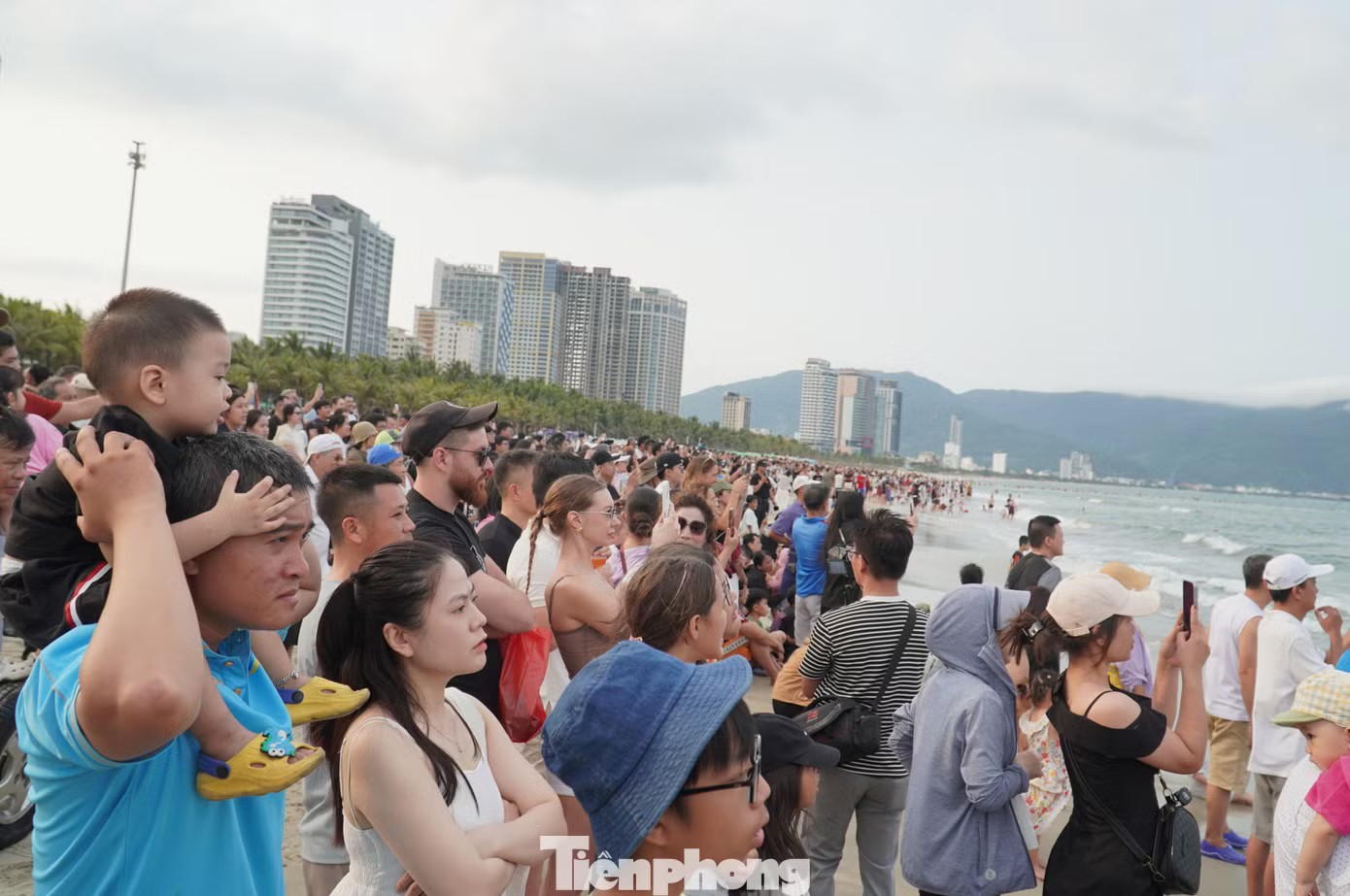 Du khách không thể rời mắt khỏi màn flyboard trên biển Đà Nẵng - 3