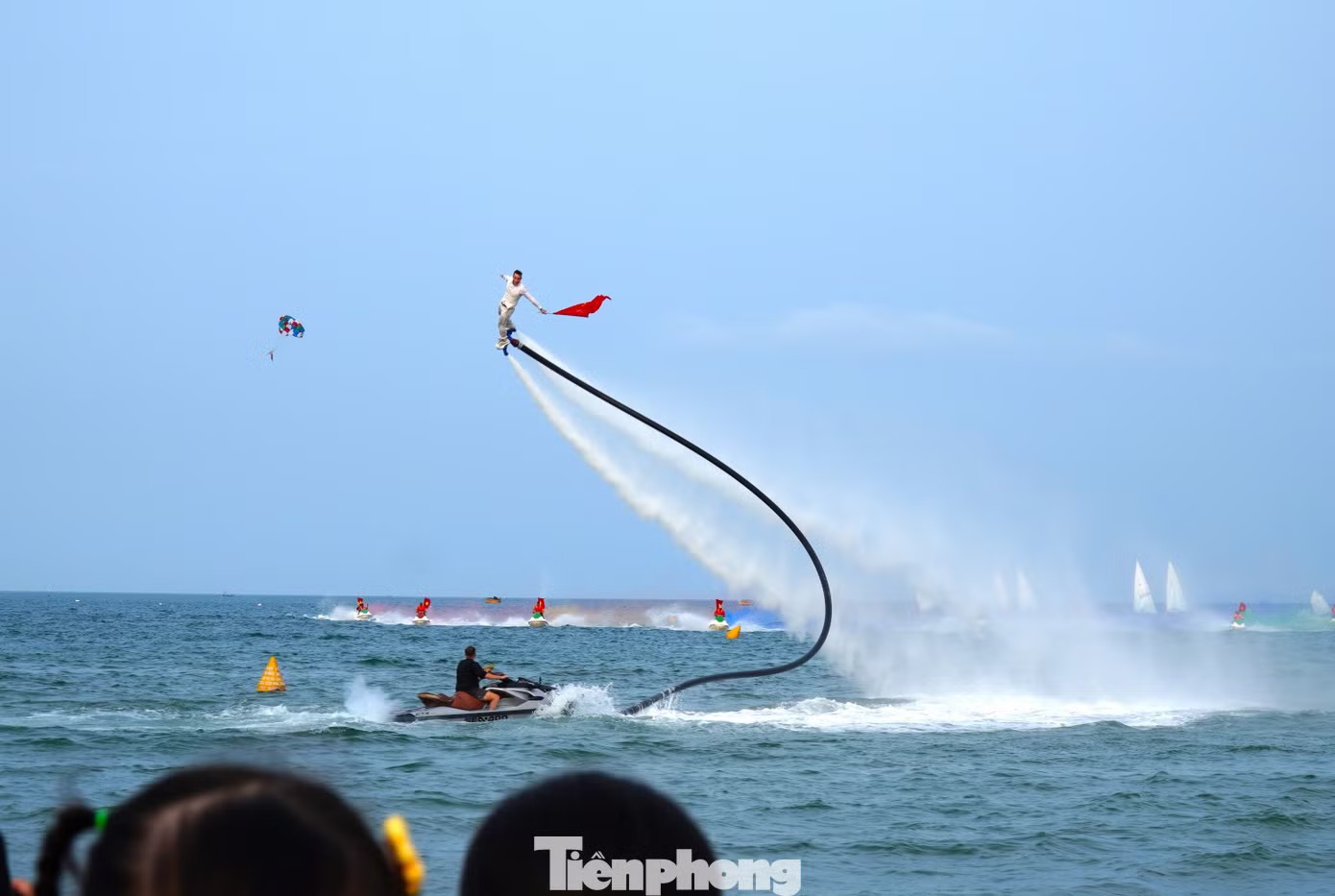 Du khách không thể rời mắt khỏi màn flyboard trên biển Đà Nẵng - 4