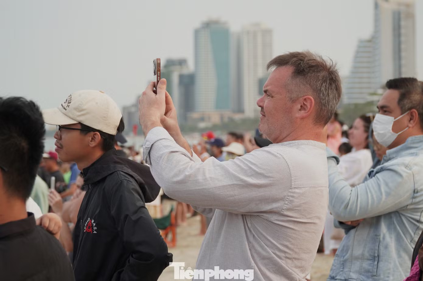 Du khách không thể rời mắt khỏi màn flyboard trên biển Đà Nẵng - 5