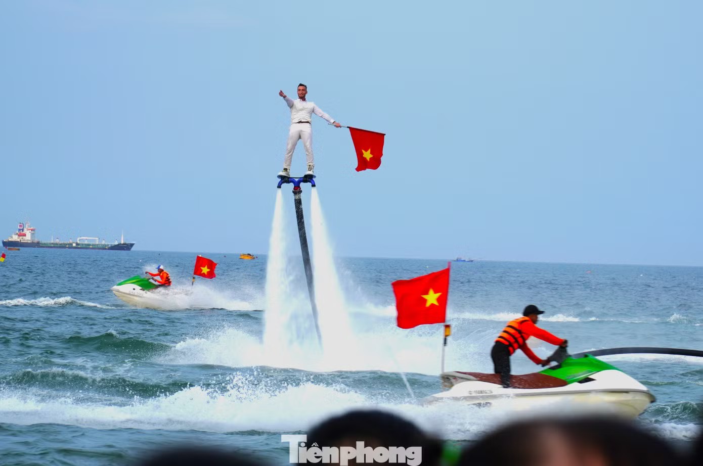 Du khách không thể rời mắt khỏi màn flyboard trên biển Đà Nẵng - 9