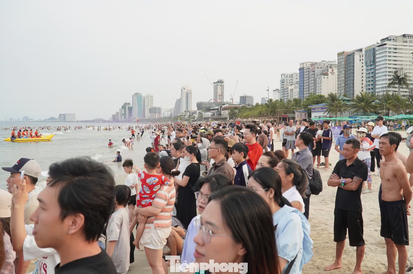 Du khách không thể rời mắt khỏi màn flyboard trên biển Đà Nẵng - 10