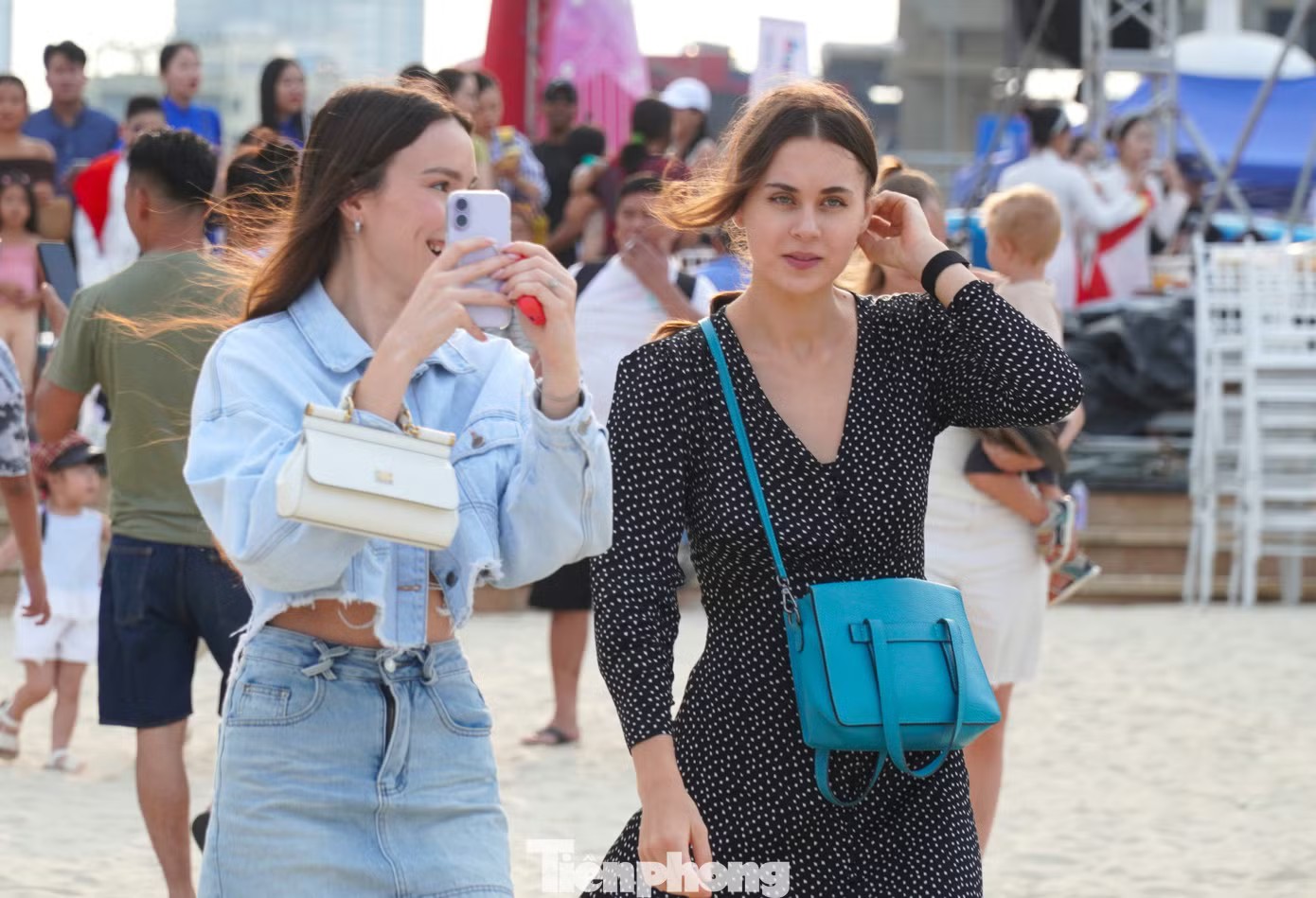 Du khách không thể rời mắt khỏi màn flyboard trên biển Đà Nẵng - 13