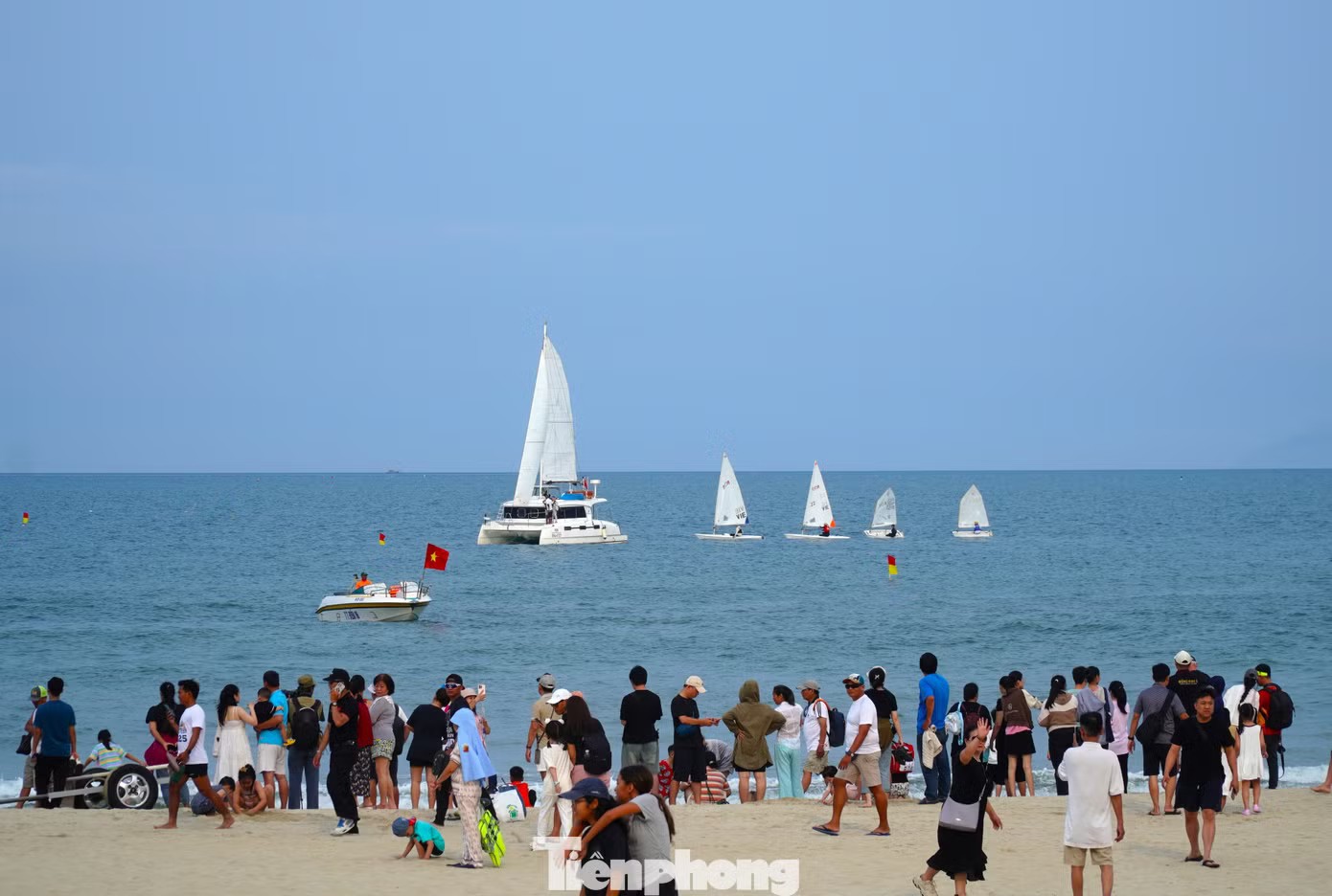 Du khách không thể rời mắt khỏi màn flyboard trên biển Đà Nẵng - 14