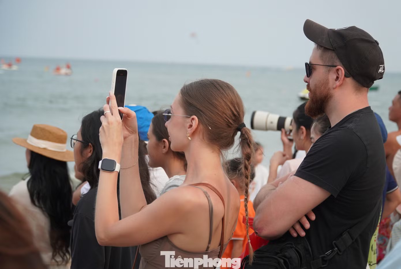 Du khách không thể rời mắt khỏi màn flyboard trên biển Đà Nẵng - 15