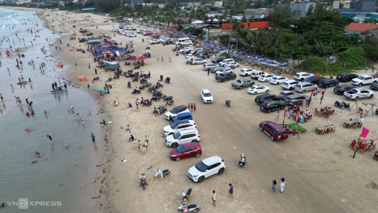 Khách đỗ kín ôtô trên bãi biển ở Quảng Ngãi - 2