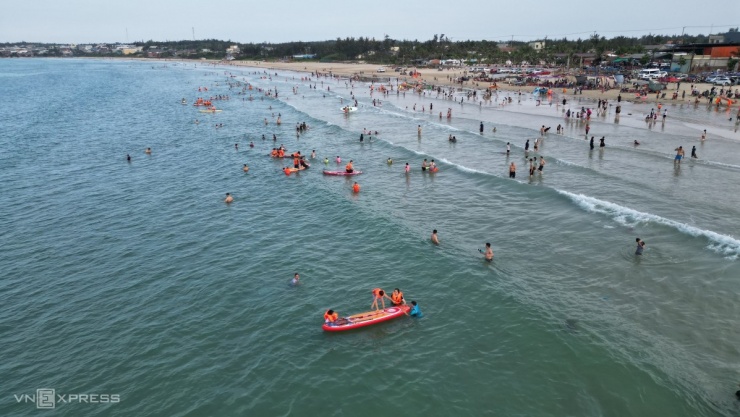 Khách đỗ kín ôtô trên bãi biển ở Quảng Ngãi - 1