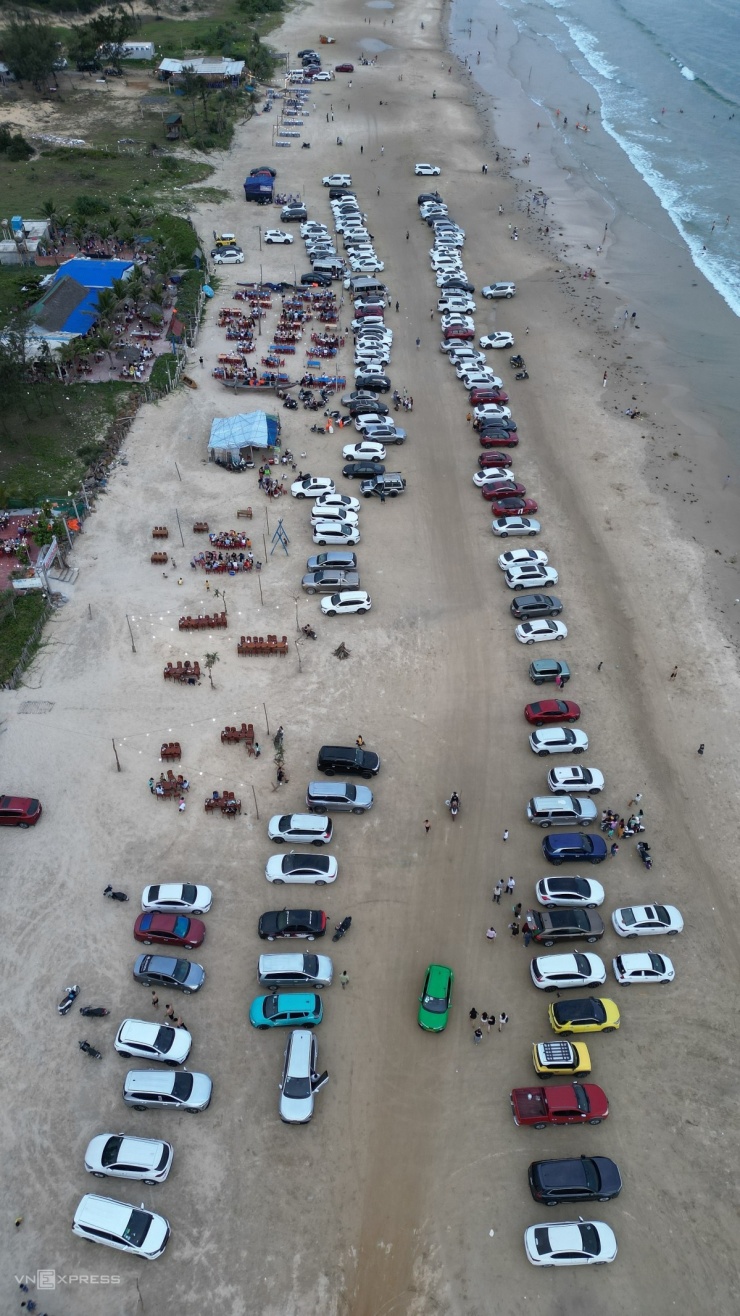 Khách đỗ kín ôtô trên bãi biển ở Quảng Ngãi - 5