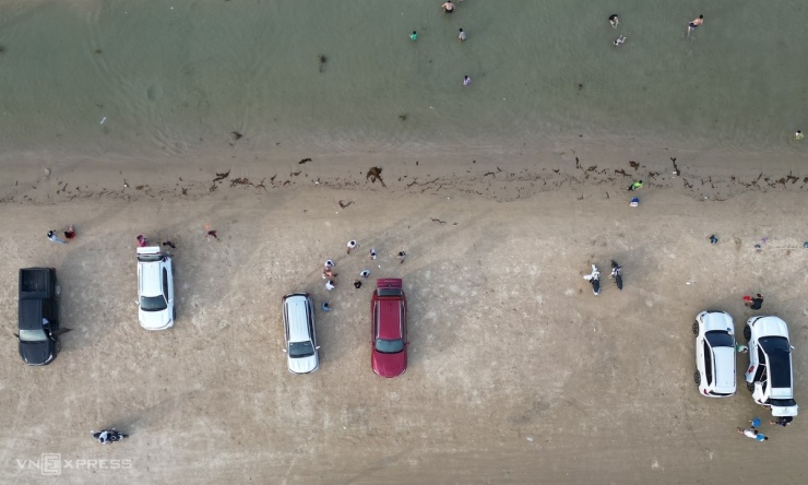 Khách đỗ kín ôtô trên bãi biển ở Quảng Ngãi - 8