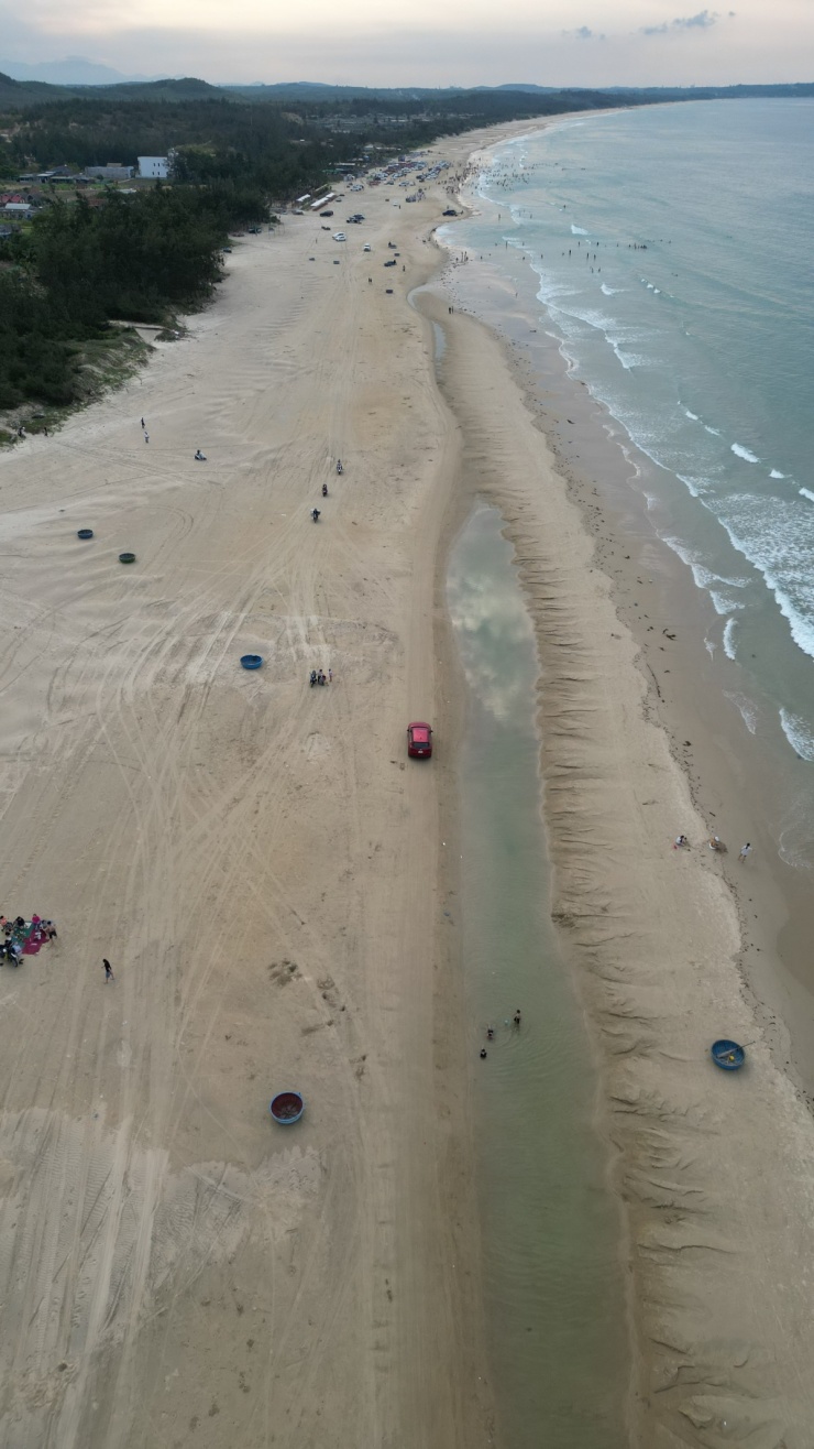 Khách đỗ kín ôtô trên bãi biển ở Quảng Ngãi - 12