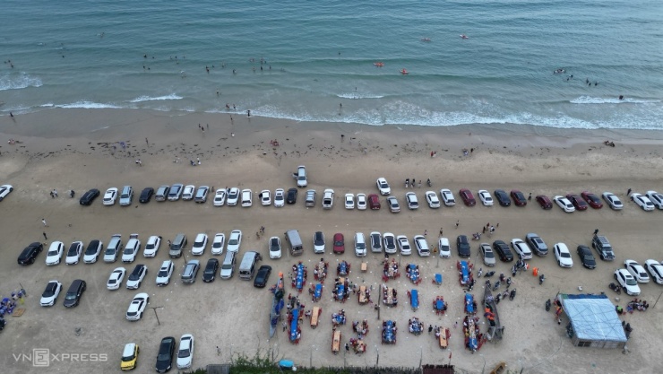Khách đỗ kín ôtô trên bãi biển ở Quảng Ngãi - 11