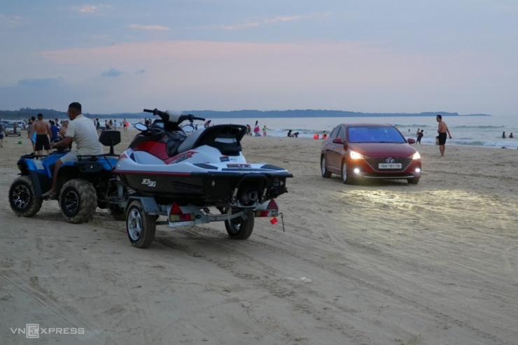 Khách đỗ kín ôtô trên bãi biển ở Quảng Ngãi - 13