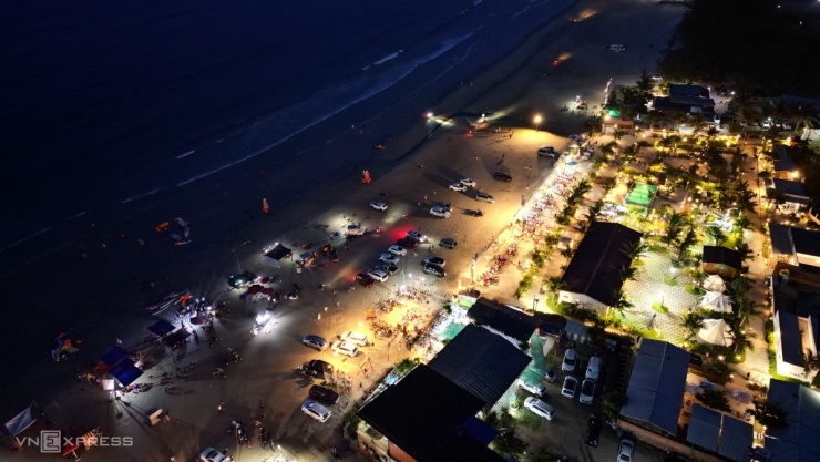 Khách đỗ kín ôtô trên bãi biển ở Quảng Ngãi - 14