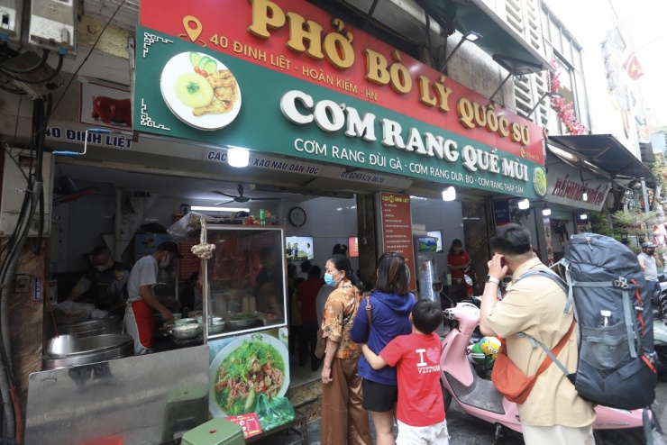 Quán phở Hà Nội 'gây sốt' với du khách sau bữa ăn của Tổng thống Hàn Quốc - 1