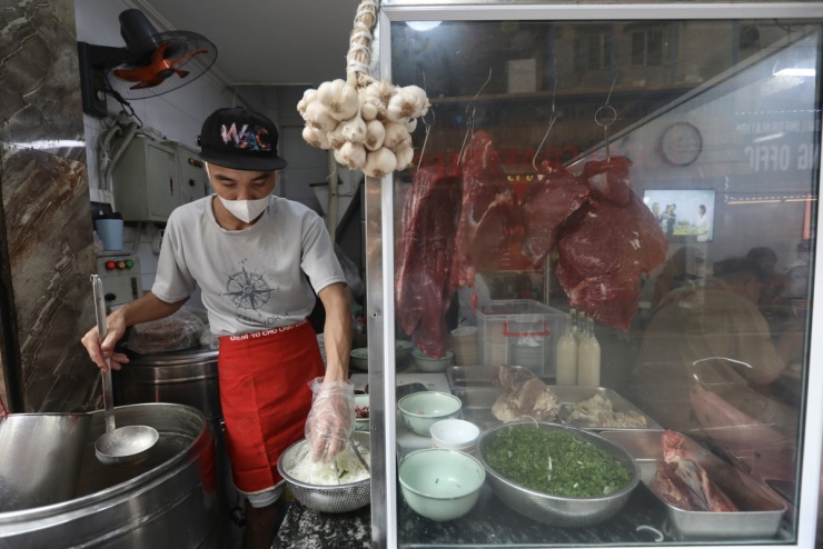 Quán phở Hà Nội 'gây sốt' với du khách sau bữa ăn của Tổng thống Hàn Quốc - 2