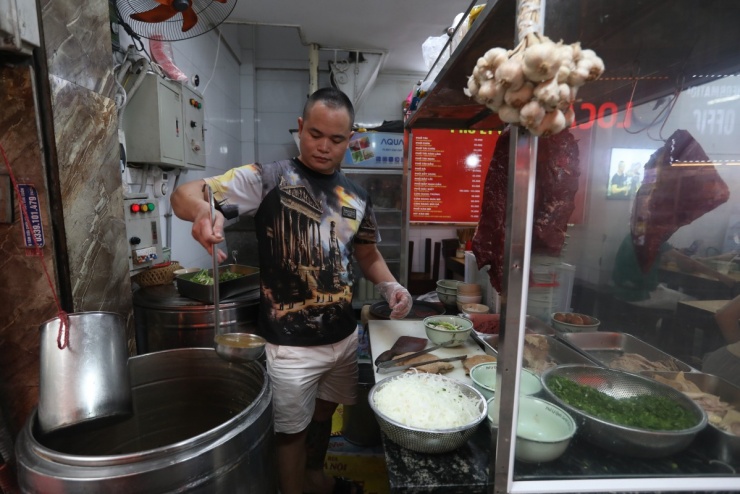 Quán phở Hà Nội 'gây sốt' với du khách sau bữa ăn của Tổng thống Hàn Quốc - 5