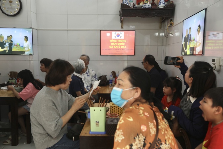 Quán phở Hà Nội 'gây sốt' với du khách sau bữa ăn của Tổng thống Hàn Quốc - 4