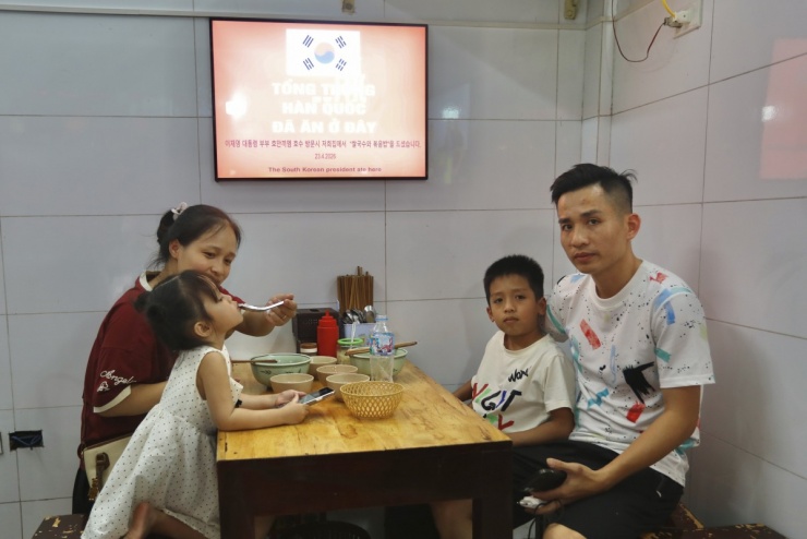 Quán phở Hà Nội 'gây sốt' với du khách sau bữa ăn của Tổng thống Hàn Quốc - 7