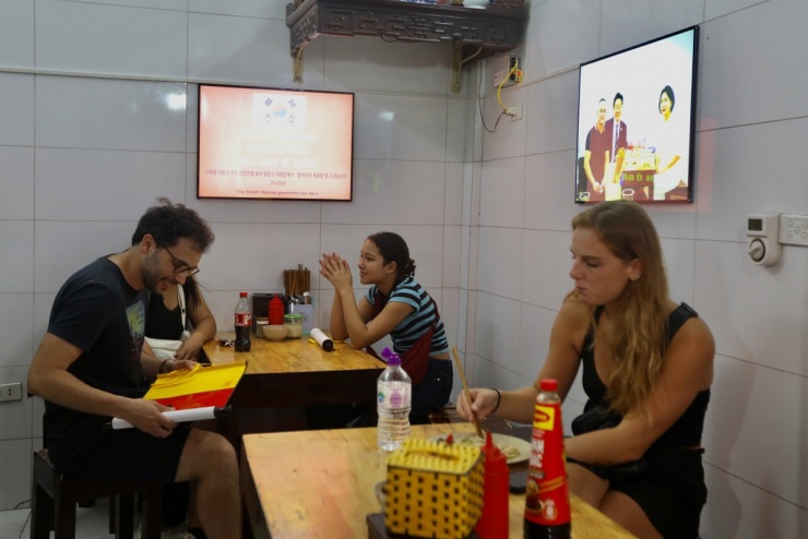 Quán phở Hà Nội 'gây sốt' với du khách sau bữa ăn của Tổng thống Hàn Quốc - 8