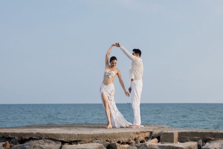 Phương Trinh Jolie 'mặc như không' kỷ niệm 4 năm cưới - 3