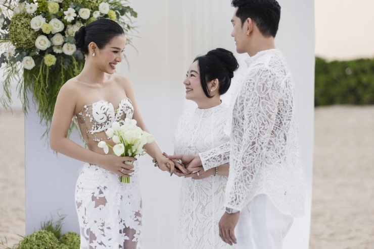 Phương Trinh Jolie 'mặc như không' kỷ niệm 4 năm cưới - 11