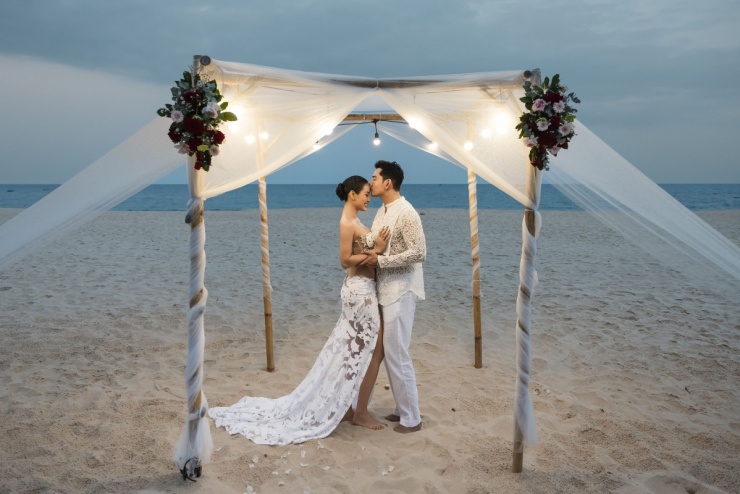 Vợ chồng Phương Trinh Jolie tình tứ dưới ánh hoàng hôn