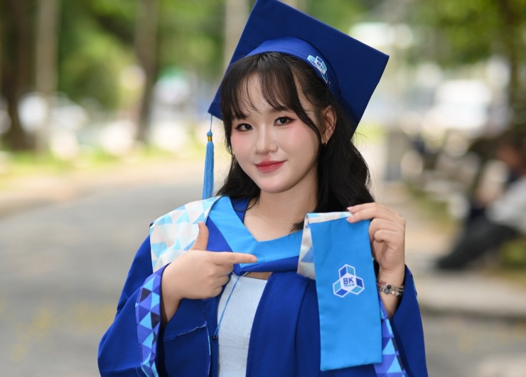 Lê Nguyễn Vy Hân, tốt nghiệp sớm chương trình Kỹ sư Chất lượng cao Việt – Pháp loại giỏi - Trường ĐH Bách khoa TPHCM. Ảnh: NVCC