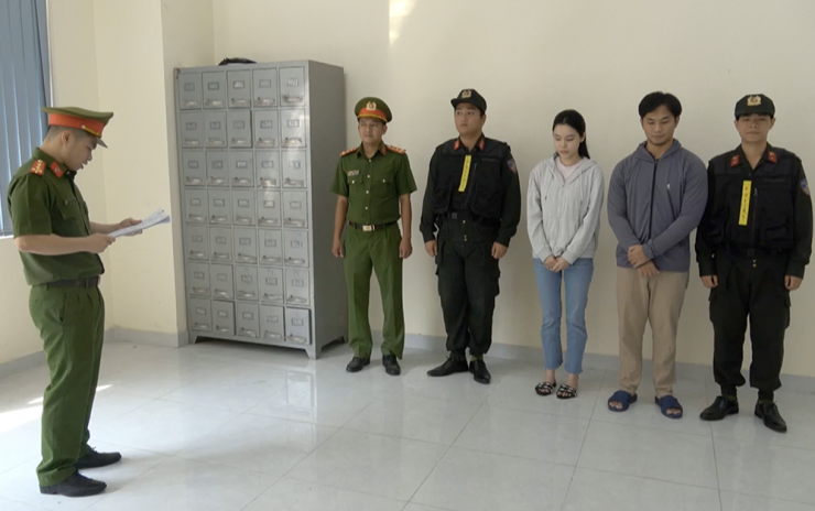 Vợ chồng Nguyễn Thị Mỹ Phụng, Phạm Tuấn Thanh là chủ cơ sở mì tươi trộn hóa chất ở phường Tân Tạo. Ảnh: CA