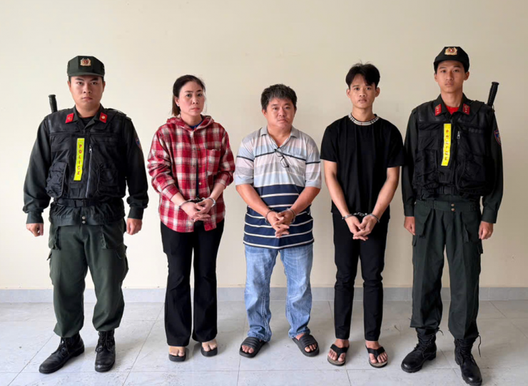 Vợ chồng Vương Lưỡng Toàn, Huỳnh Cẩm Lài cùng nhân viên của cơ sở mì tươi ngâm hóa chất ở phường Phú Thạnh. Ảnh: CACC