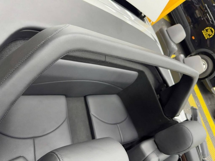 Ghế da và các chi tiết nội thất vẫn giữ được độ hoàn thiện tốt, cho thấy xe được chăm sóc kỹ lưỡng.&nbsp;