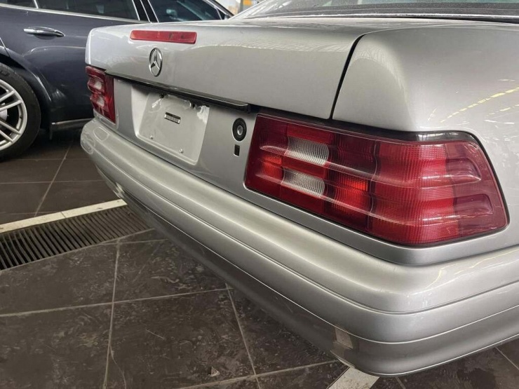 Một trong những điểm đặc biệt nhất của R129 nằm ở cấu hình mui kép: vừa có mui mềm đóng mở điện, vừa có mui cứng tháo rời.&nbsp;