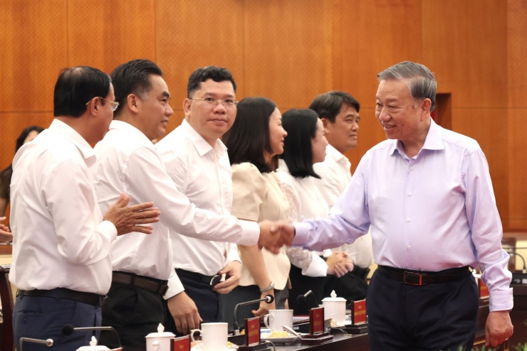 Tổng Bí thư, Chủ tịch nước Tô Lâm làm việc với Ban Thường vụ Thành ủy TPHCM chiều 27-4. Ảnh: PHAN ANH