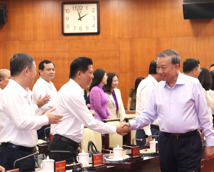 Tổng Bí thư, Chủ tịch nước Tô Lâm làm việc với Ban Thường vụ Thành ủy TPHCM chiều 27-4. Ảnh: PHAN ANH