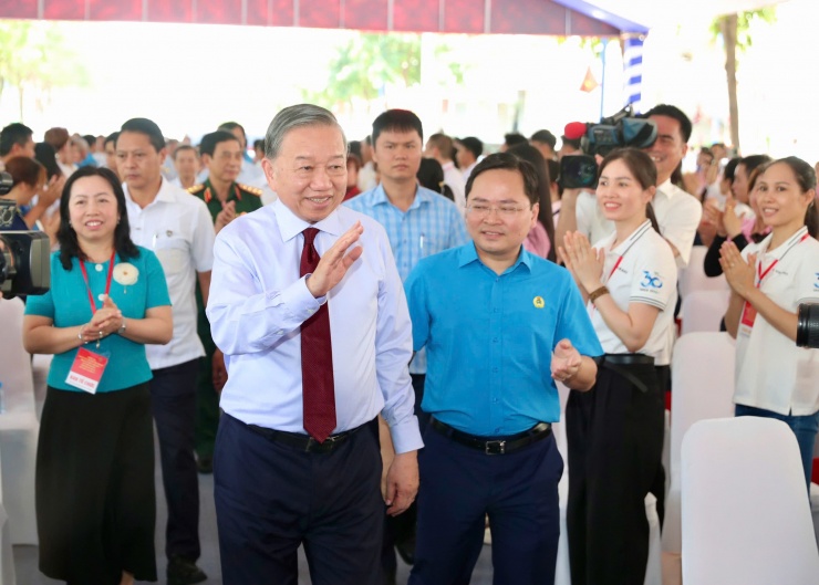 Tổng Bí thư, Chủ tịch nước Tô Lâm thăm, động viên công nhân lao động TPHCM sáng 27-4. Ảnh: HOÀNG TRIỀU