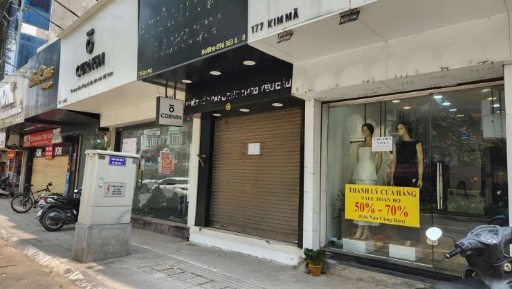 Nhiều mặt bằng nhà phố tại Kim Mã đang bỏ trống hoặc chuẩn bị thanh lý cửa hàng để trả mặt bằng. Ảnh: Thái Nguyễn