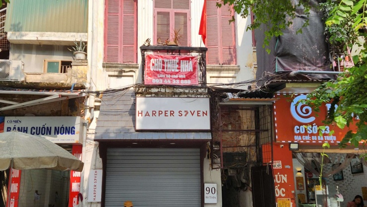 "Đất vàng" tại Phố Bà Triệu cũng xuất hiện nhiều tấm băng rôn "cho thuê nhà".&nbsp;Ảnh: Thái Nguyễn