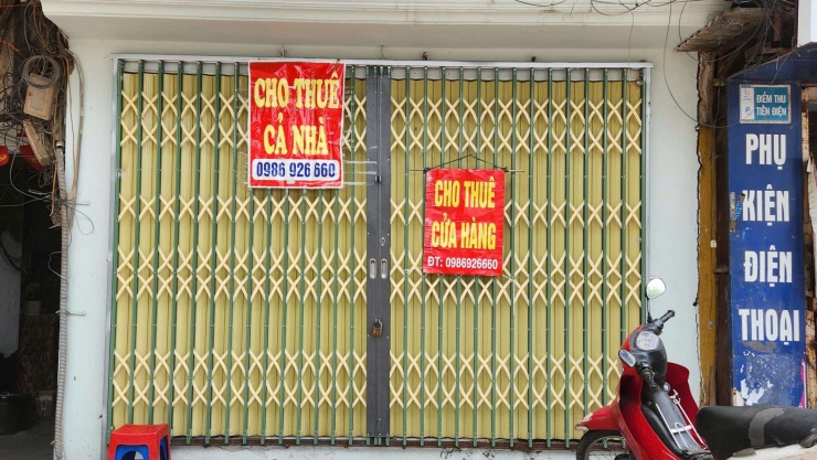 Đi qua phố Kim Mã không khó để thấy hàng loạt tấm biển, băng rôn màu đỏ bắt mắt "cho thuê nhà", "cho thuê cửa hàng".&nbsp;Ảnh: Thái Nguyễn