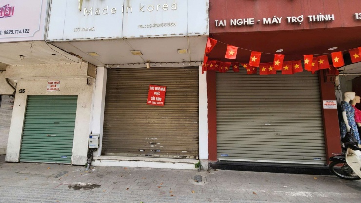 Mặt bằng nhà phố khu vực trung tâm Hà Nội đang dần mất đi sức hút vốn có trong bối cảnh&nbsp;dịch chuyển thói quen mua sắm của người tiêu dùng sang&nbsp;các nền tảng thương mại điện tử. Ảnh: Thái Nguyễn