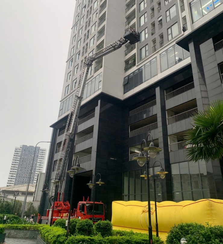 Cảnh sát huy động thang cẩu giải cứu người đàn ông (Ảnh: CACC)