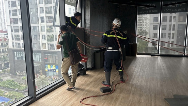 Cảnh sát tiếp cận người đàn ông từ nhiều phía&nbsp;(Ảnh: CACC)