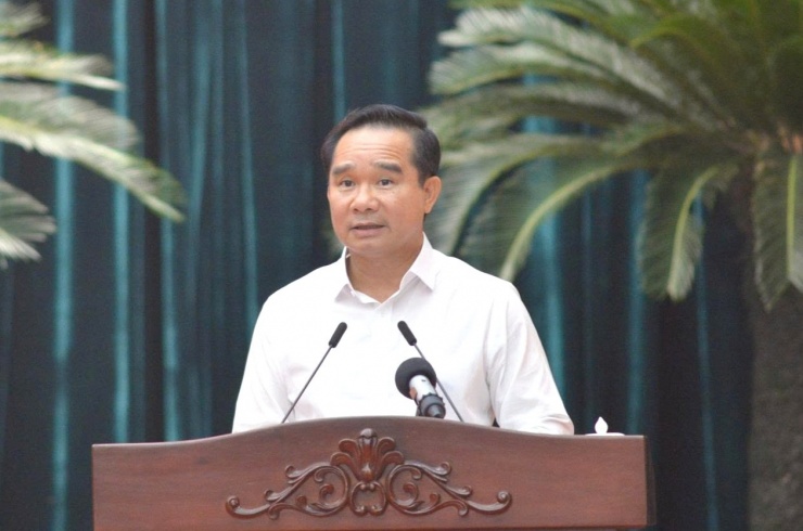 Ông Nguyễn Văn Được, Ủy viên Trung ương Đảng, Phó Bí thư Thành ủy, Chủ tịch UBND TPHCM, báo cáo tại buổi làm việc