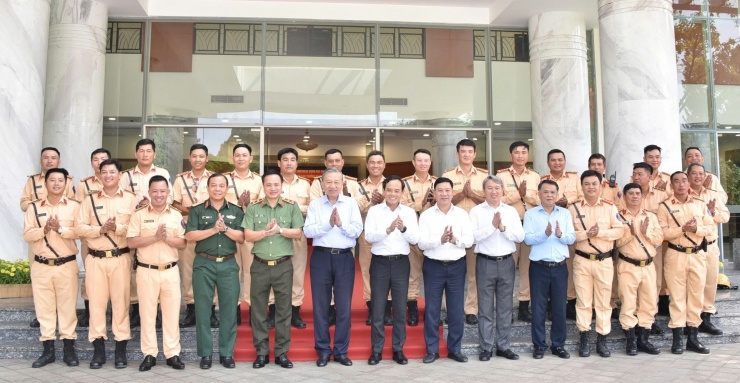 Tổng Bí thư, Chủ tịch nước Tô Lâm chụp ảnh lưu niệm cùng các lãnh đạo thành phố và lực lượng làm nhiệm vụ