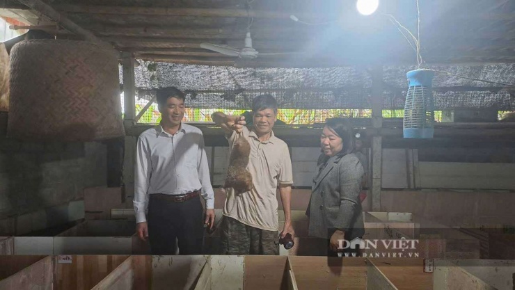 Lãnh đạo Hội Nông dân tỉnh Thái Nguyên và xã Thượng Minh đến thăm mô hình nuôi dúi của ông Cường. Ảnh: Hà Thanh
