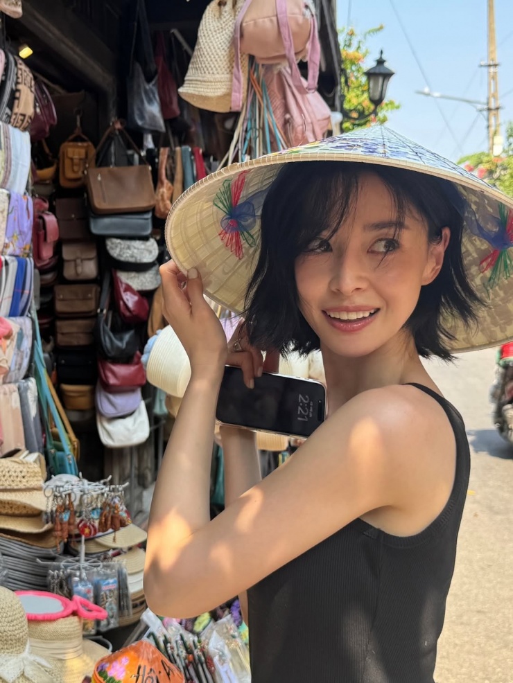 Kwon Nara tạo dáng ở phố cổ Hội An. Video: Instagram Hv_nara