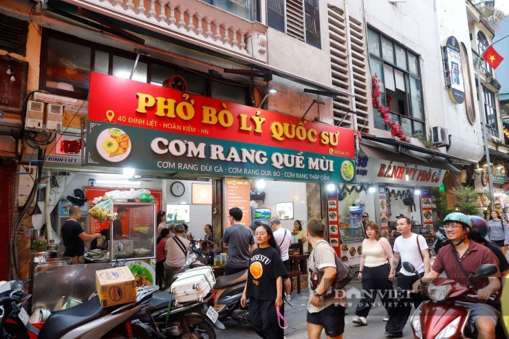 Hiệu ứng truyền thông từ chuyến ghé thăm bất ngờ của Tổng thống Hàn Quốc đến quán phở số 40 Đinh Liệt (Hà Nội) ngày 23/4 đã mang lại một bầu không khí vô cùng náo nhiệt.&nbsp;